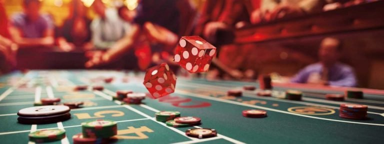 Live Baccarat ဂိမ်းစားပွဲ Dealer နှင့် ကတ်ဖဲ